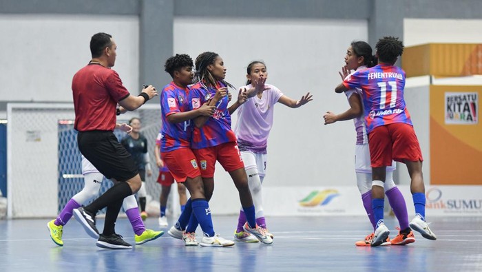 Pemain futsal putri Sumut vs Papua Barat terlibat adu mulut saat bertanding. (Foto: Istimewa)