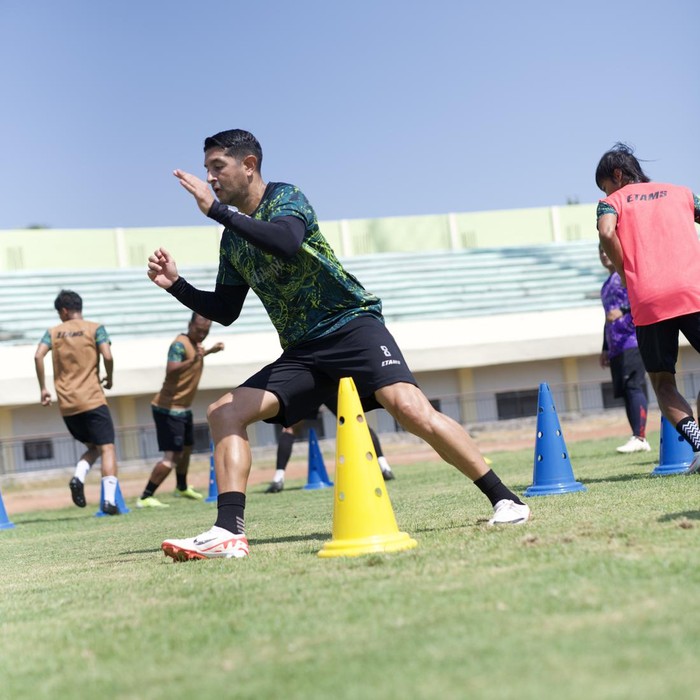 Pemain Persela sedang berlatih