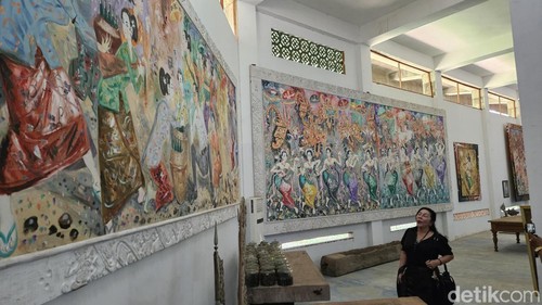 Pemeran lukisan di Museum Seni Lukis Klasik Bali ‘Nyoman Gunarsa’, Minggu (8/9/2024). Pemeran digelar untuk mengenang karya-karya sang maestro. (I Putu Budikrista Artawan/detikBali)