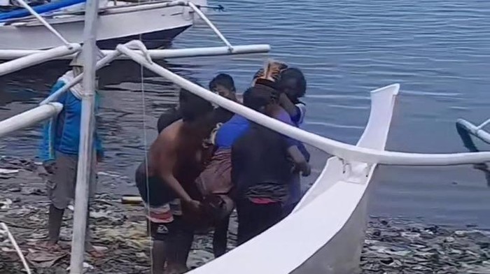 Penumpang perahu terbalik di Polman dievakuasi.