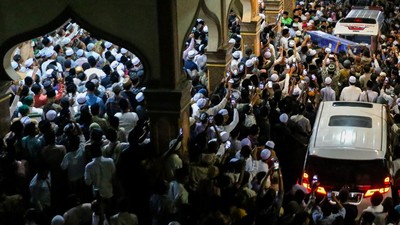 Ribuan Warga Sambut Peti Jenazah Bacawagub Aceh Tu Sop di Rumah Duka