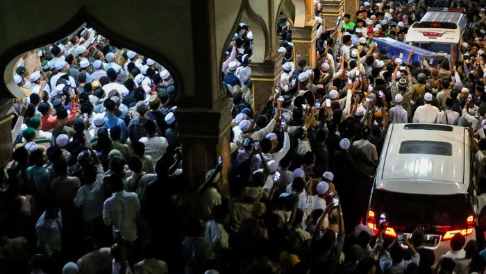 Peti Jenazah Bacawagub Aceh Tu Sop Tiba di Bireuen Ribuan warga menyambut kedatangan peti jenazah ulama kharismatik Aceh Tgk Muhammad Yusuf A Wahab tiba di Dayah Babussalam Al Aziziyah Jeunieb, Kabupaten Bireuen, Aceh, Minggu (8/9/2024). Tgk Muhammad Yusuf A Wahab yang dikenal dengan panggilan Tu Sop juga merupakan bakal calon Wakil Gubernur Aceh yang berpasangan dengan Bustami Hamzah pada Pilkada 2024 itu meninggal dunia setelah mendapat perawatan di salah satu rumah sakit di Jakarta. ANTARA FOTO/Ampelsa/agr