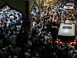 Ribuan Warga Sambut Peti Jenazah Bacawagub Aceh Tu Sop di Rumah Duka