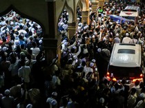 Ribuan Warga Sambut Peti Jenazah Bacawagub Aceh Tu Sop di Rumah Duka