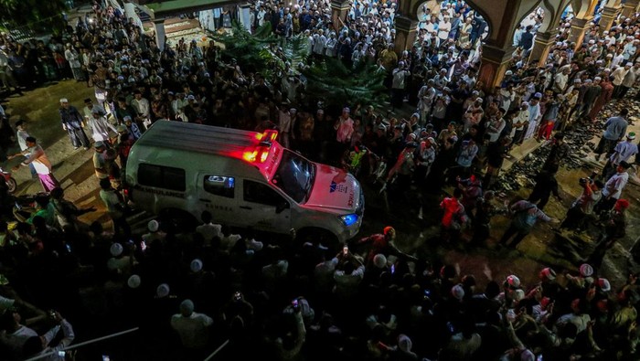 Ribuan warga menyambut kedatangan peti jenazah ulama kharismatik Aceh Tgk Muhammad Yusuf A Wahab tiba di Dayah Babussalam Al Aziziyah Jeunieb, Kabupaten Bireuen, Aceh, Minggu (8/9/2024). Tgk Muhammad Yusuf A Wahab yang dikenal dengan panggilan Tu Sop juga merupakan bakal calon Wakil Gubernur Aceh yang berpasangan dengan Bustami Hamzah pada Pilkada 2024 itu meninggal dunia setelah mendapat perawatan di salah satu rumah sakit di Jakarta. ANTARA FOTO/Ampelsa/agr