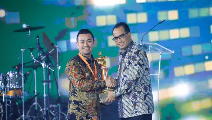 Pj Wali Kota saat menerima penghargaan (Dok Diskominfotik Riau)