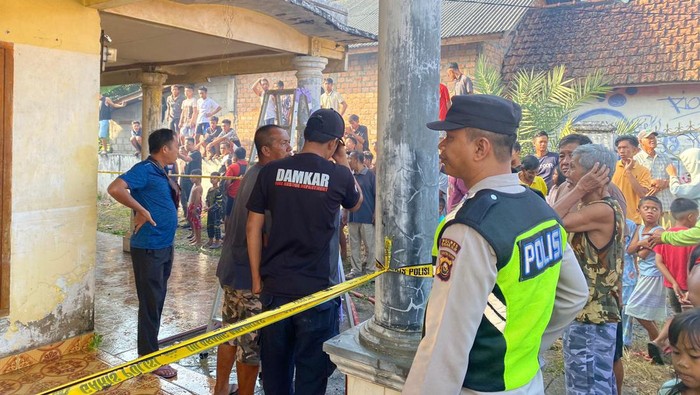 Polisi saat olah TKP lokasi kebakaran di Ogan Ilir.