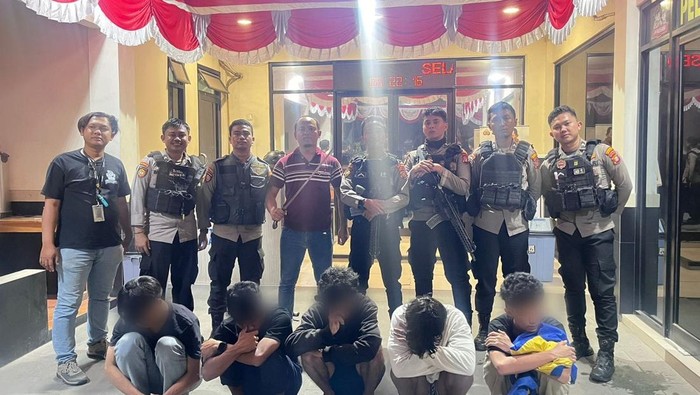 Polres Metro Jakarta Barat amankan remaja yang hendak tawuran pada Minggu (8/9/2024).