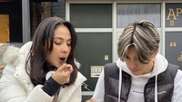Selain itu, alasan lain yang membuat ia mundur karena Maudy tinggal di Bali bersama suami dan anaknya. Pemeran Zaenab di film Si Doel ini memang sangat dekat dengan keluarga. Ia juga sering membagikan momen kulineran bersama. Foto: Instagram @maudykoesnaedi