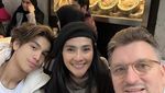 Potret Maudy Koesnaedi Saat Kulineran Seru Bareng Suami dan Anak