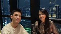 Terlihat lagi momen ketika Maudy dan anak satu-satunya merayakan ulang tahun bersama di sebuah restoran. Mereka telah disuguhkan sepiring dessert yang disertai tulisan ‘Happy Birthday’ dan lilin menyala. Foto: Instagram @maudykoesnaedi