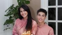 Karena ulang tahun hanya beda satu hari, Maudy dan Anaknya sering merayakan momen tersebut bersama. Kali ini ibu dan anak itu kompak memakai baju berwarna pink dan siap meniup lilin yang di kue ulang tahun sederhana mereka. Foto: Instagram @maudykoesnaedi