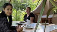 Menyambut kedatangan mertua, ibu satu anak itu mengajak mertuanya pergi jalan-jalan ke tempat favorit keluarganya di Bali. Salah satunya, mereka mampir makan di restoran bernuansa asri ini. Foto: Instagram @maudykoesnaedi