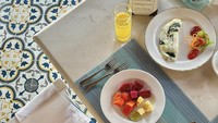 Pemenang Abang None Jakarta tahun 1993 itu sempat menginap di Intercontinental Resort Jimbaran. Selain menikmati pemandangan indah, wanita itu juga sempat membagikan menu sarapan yang ia cicipi. Foto: Instagram @maudykoesnaedi