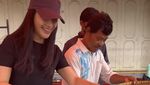 Potret Maudy Koesnaedi Saat Kulineran Seru Bareng Suami dan Anak