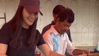 Tidak hanya mencicipi makanan, istri Frederik Johannes itu juga suka memasak. Ini salah satu momen ketika aktris Indonesia itu mencoba membuat jajanan serabi sendiri. Foto: Instagram @maudykoesnaedi