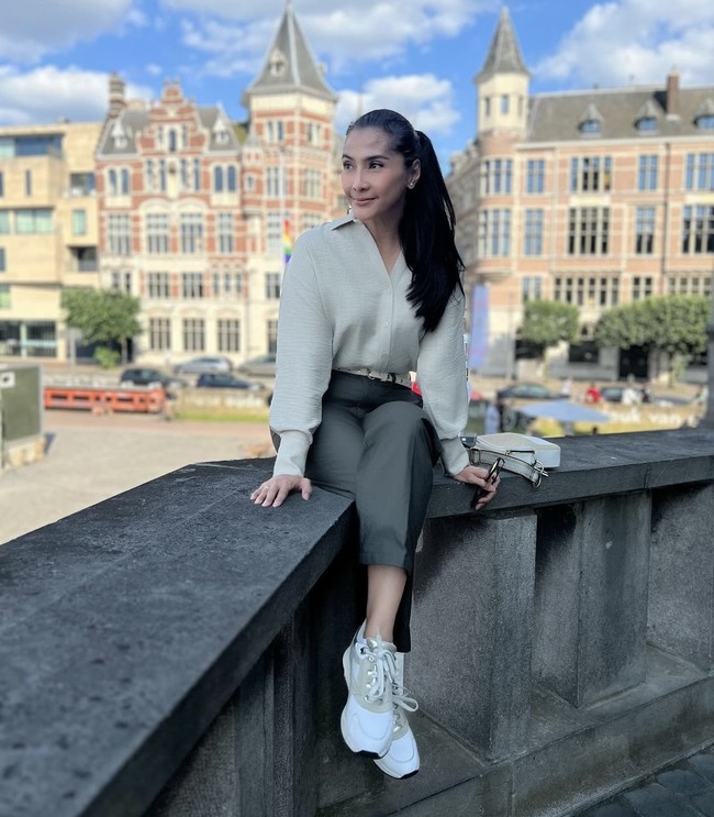 Penampilan aktris sekaligus model, Maudy Koesnaedi juga tak kalah memukau di usianya yang kini sudah kepala 5. Lahir pada 8 April 1975, pesona Maudy kerap banjir pujian dari para netizen. Bak tak menua, kecantikannya juga tampak awet. Foto: Instagram @maudykoesnaedi