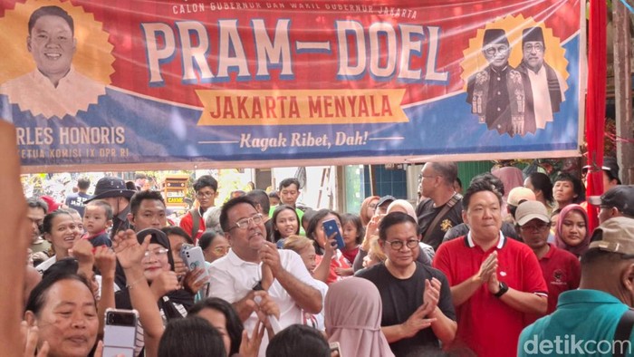 Pramono Anung-Rano Karno di kawasan Tamansari, Jakarta Barat. (Brigitta/detikcom)