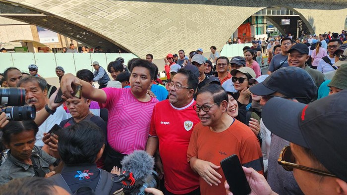 Pramono-Rano Karno Datangi CFD di Bundaran HI, Jadi Rebutan Foto Warga