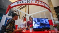 Fuzi Mardhotillah merupakan pramugari maskapai Lion Air yang telah bekerja selama 6 tahun. Ia bertutur kalau menjadi seorang pramugari telah ia inginkan sejak lama.