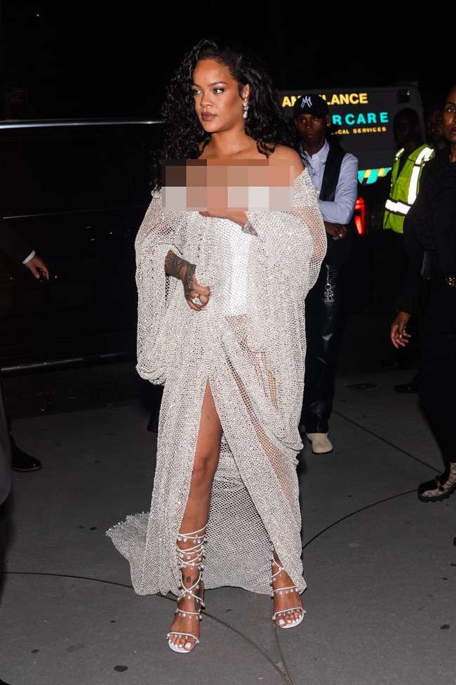 Peragaan yang Rihanna hadiri ini sekaligus merayakan presentasi perdana mendiang founding father Azzedine Alaïa di New York City 42 tahun lalu. (Foto: GC Images/Gotham)