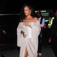 Peragaan yang Rihanna hadiri ini sekaligus merayakan presentasi perdana mendiang founding father Azzedine Alaïa di New York City 42 tahun lalu. (Foto: GC Images/Gotham)