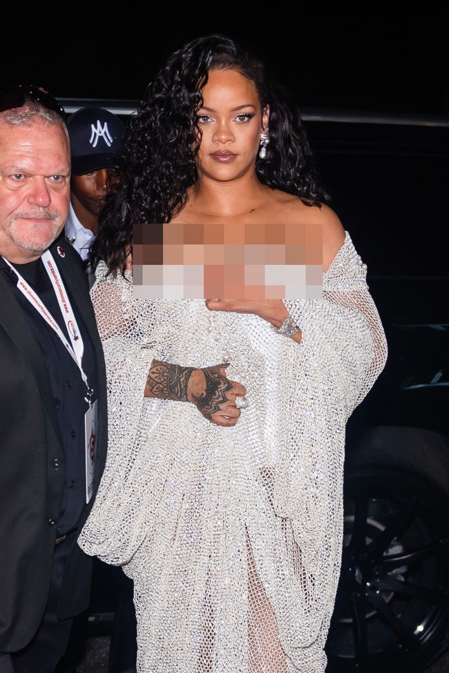 Sebagai sentuhan akhir, Rihanna melengkapi gayanya dengan anting berlian chandelier yang mewah. Adapun riasan dibuat on point dan rambutnya yang kini bergelombang dibiarkan tergerai bebas. (Foto: GC Images/Gotham)