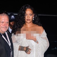 Sebagai sentuhan akhir, Rihanna melengkapi gayanya dengan anting berlian chandelier yang mewah. Adapun riasan dibuat on point dan rambutnya yang kini bergelombang dibiarkan tergerai bebas. (Foto: GC Images/Gotham)