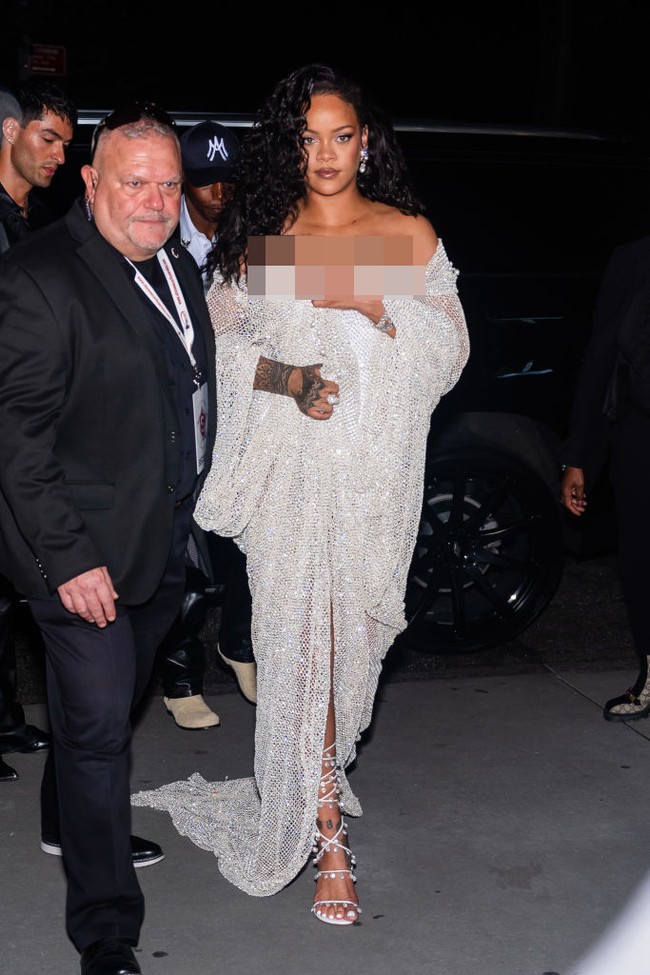 Rihanna datang pada menit-menit terakhir jelang presentasi busana sehingga sorotan otomatis tertuju padanya. Pelantun ‘Umbrella’ itu menebar pesonanya dalam balutan gaun putih berkilauan. (Foto: GC Images/Gotham)