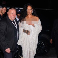 Rihanna datang pada menit-menit terakhir jelang presentasi busana sehingga sorotan otomatis tertuju padanya. Pelantun ‘Umbrella’ itu menebar pesonanya dalam balutan gaun putih berkilauan. (Foto: GC Images/Gotham)