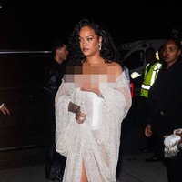 Selain Rihanna, hadir pula model senior Amber Valletta dan Linda Evangelista, serta aktris Liv Tyler. Adapun Gigi Hadid tampil di catwalk memeragakan kreasi terbaru Pieter Mulier tersebut. (Foto: GC Images/Gotham)