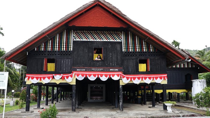 Rumah Cut Nyak Dhien Jadi Tujuan Wisata Saat PON XXI Atlet dan ofisial Kepulauan Riau mengunjungi Rumah Cut Nyak Dhien di Desa Lampisang, Kabupaten Aceh Besar, Aceh, Sabtu (7/9/2024). Rumah panggung khas Aceh beratap rumbia dan disangga oleh 65 tiang kayu ulin yang telah ditetapkan sebagai sasana budaya tersebut menjadi salah satu tujuan wisata atlet dan ofisial dari berbagai daerah di sela pertandingan PON XXI Aceh-Sumut 2024. ANTARA FOTO/Arnas Padda/wpa