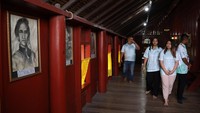 Rumah panggung khas Aceh beratap rumbia dan disangga oleh 65 tiang kayu ulin yang telah ditetapkan sebagai sasana budaya.