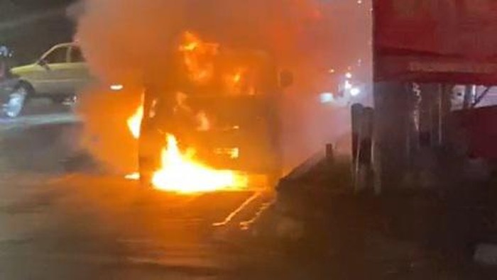 Satu unit angkot terbakar di Jl Sudirman, Bogor Tengah, Kota Bogor. (dok. ist)
