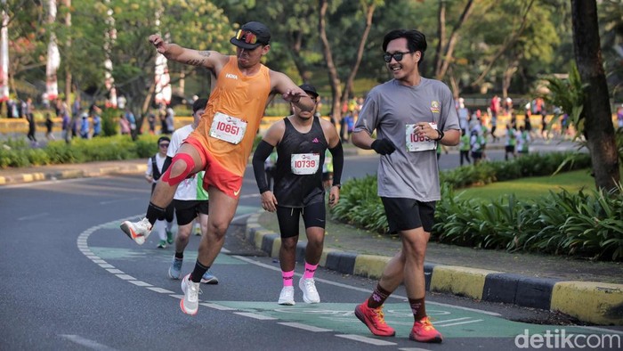 Serunya 2 Ribu Pelari Ikut Commuter Run Direktur Utama PT KAI Didiek Hartantyo (topi merah) didampingi Dirut KAI Commuter Asdo Artriviyanti melakukan Flagoff atau pelepasan bendera peserta lari maraton Commuter Run di Stasiun BNI City, Jakarta, Minggu (8/8/24).