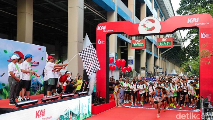 Direktur Utama PT KAI Didiek Hartantyo (topi merah) didampingi Dirut KAI Commuter Asdo Artriviyanti melakukan Flagoff atau pelepasan bendera peserta lari maraton Commuter Run di Stasiun BNI City, Jakarta, Minggu (8/8/24).