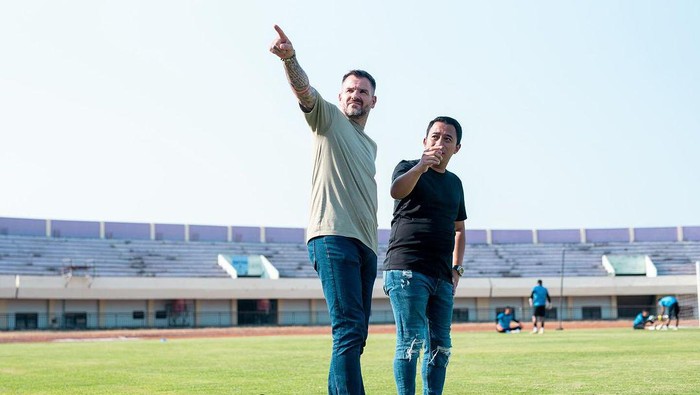 Simon McMenemy dan Fariz Julinar Maurisa