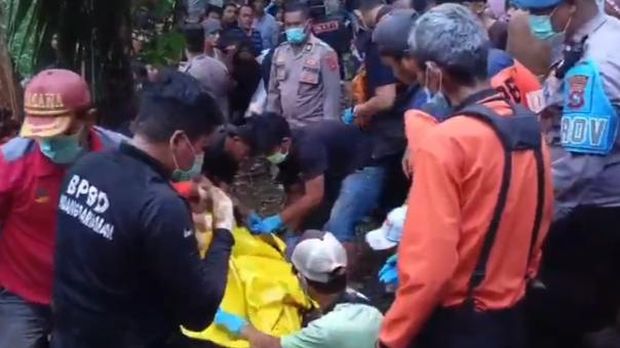 Tim gabungan mengevakuasi jasad korban yang ditemukan terkubur (Foto: dok. Istimewa).