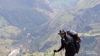 Jalur menuju Segara Anak dari Pelawangan Sembalun juga keren banget.