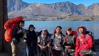 Tak lupa foto bersama tim pendakian saya dengan view Segara Anak.