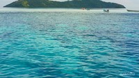 Pulau Nain terlihat dari kejauhan.