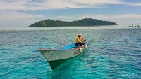 Perahu nelayan hendak menjemput wisatawan ke pasir timbul.