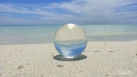 Pasir putih dan birunya air laut yang membuatku jatuh cinta dengan Pulau Nain.