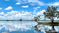 Pulau Sambujur berada di Kalimantan Selatan. Terpencil, pulau ini masing sangat asri.