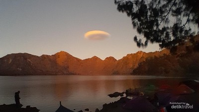 Pesona Danau Segara Anak Rinjani Memang Bikin Jatuh Hati