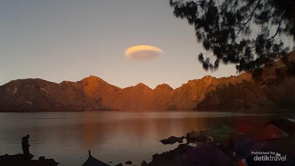 Pesona Danau Segara Anak Rinjani Memang Bikin Jatuh Hati