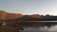 Segara Anak dengan pemandangan Gunung Baru Jari.