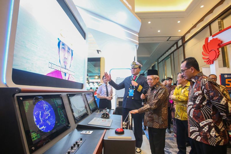 Wapres Ma'ruf Amin didampingi Menhub Budi Karya meninjau salah satu booth di Hub Space 2024.