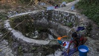 Warga mencuci pakaian di dekat sumur yang mengering di Gunung Penawen, Kecamatan Pulomerak, Kota Cilegon, Banten, Minggu (8/9/2024).
