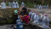 Dalam dua bulan terakhir, warga terpaksa berjalan menyusuri hutan untuk mencari sumber air sejauh 500 meter hingga 1 kilometer akibat krisis air dan kemarau panjang.